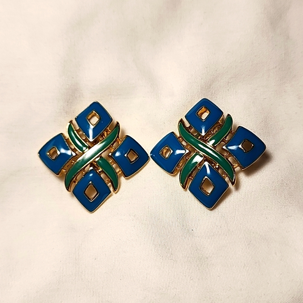 Trifari signed vintage diamond shape blue and green/teal clip on earrings